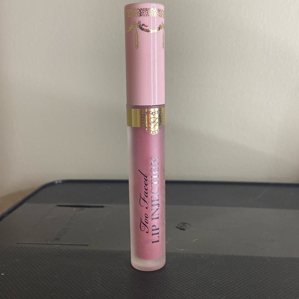 The two-faced lip injection liquid lipstick